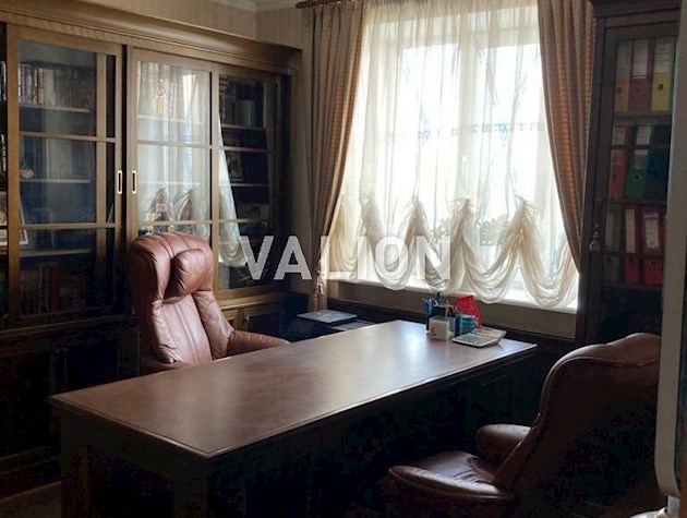 Продажа просторной двухуровневой квартиры с 5 комнатами по адресу улица Николая Краснова, 17