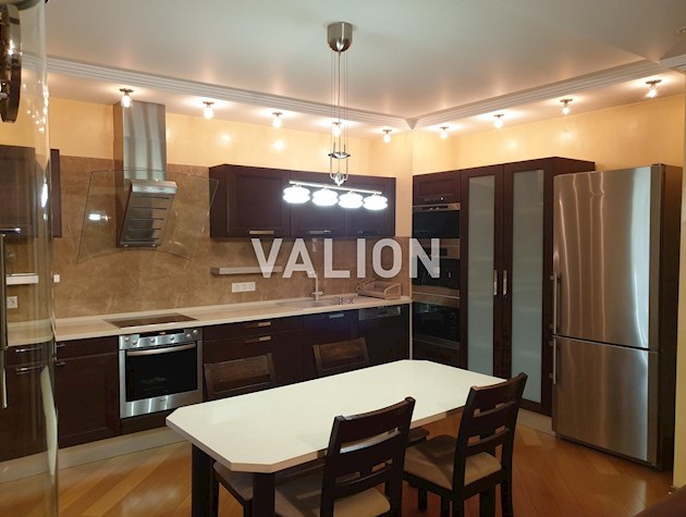 Продажа 4-комнатной квартиры ул. Раисы Окипной 10а