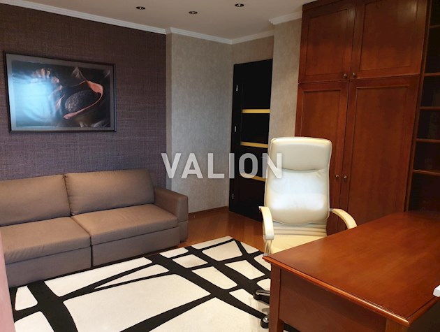 Продажа 4-комнатной квартиры ул. Раисы Окипной 10а