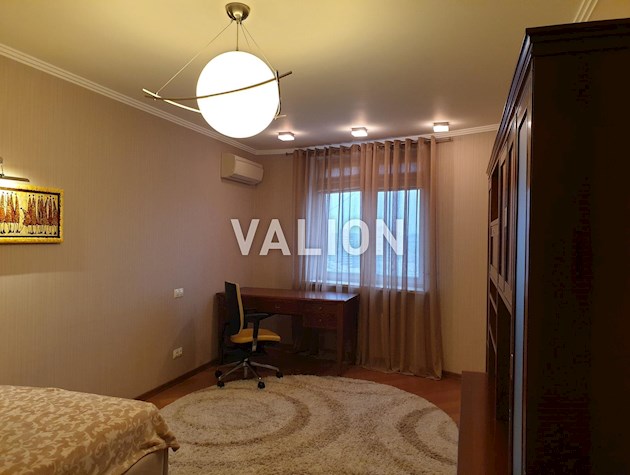 Продажа 4-комнатной квартиры ул. Раисы Окипной 10а