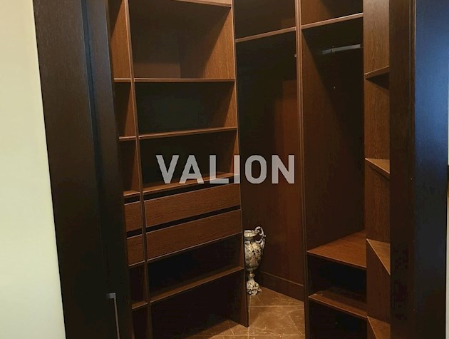 Продажа 4-комнатной квартиры ул. Раисы Окипной 10а