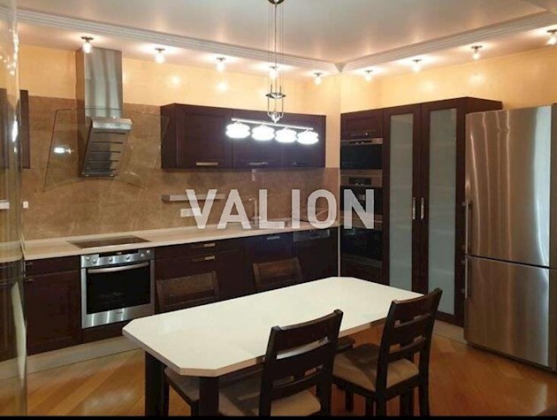 Продажа 4-комнатной квартиры ул. Раисы Окипной 10а