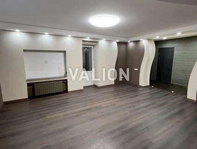 Продаж 2-к квартири вул. Срібнокільська 2а