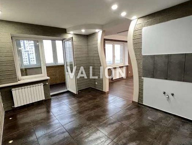 Продаж 2-к квартири вул. Срібнокільська 2а