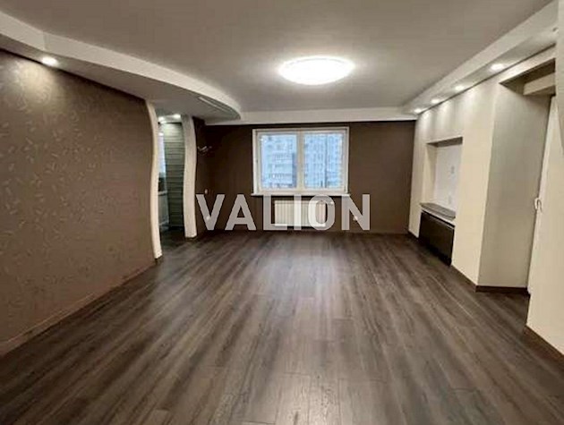 Продаж 2-к квартири вул. Срібнокільська 2а