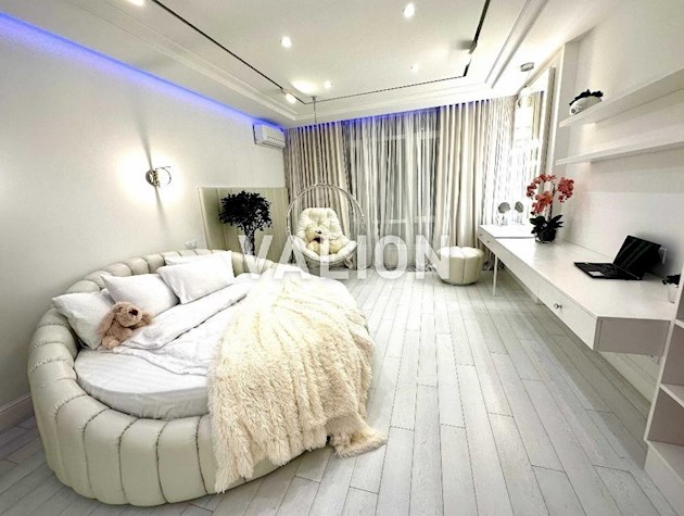 Продам 3-х комнатную квартиру (2 санузла) с дизайнерским VIP ремонтом в ЖК бизнес класса Лазурный Блюз