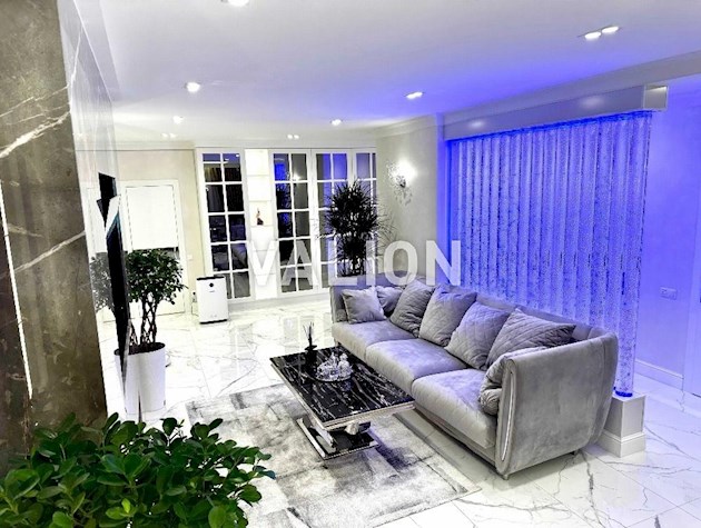 Продам 3-х комнатную квартиру (2 санузла) с дизайнерским VIP ремонтом в ЖК бизнес класса Лазурный Блюз