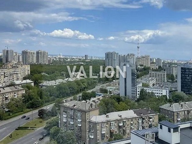 Продається 4-кімнатна квартира з ремонтом в ЖК Берестейський