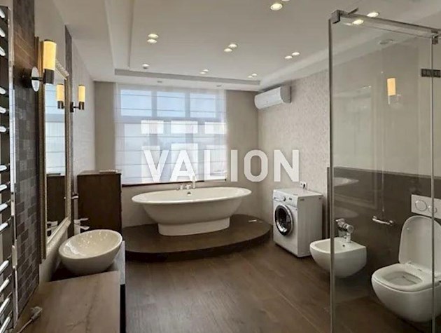 Продаж 4-к квартири вул. Ахматової Анни 22