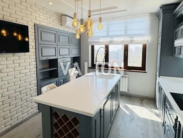 Продаж 4-к квартири вул. Ахматової Анни 22