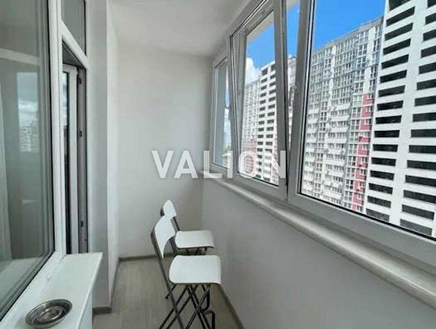 Продается 2-комнатная квартира на ул. Драгоманова, 2А