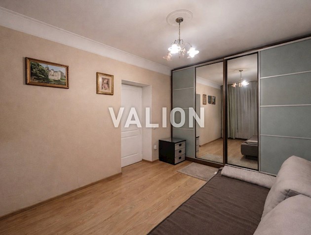 Продается 2-комнатная квартира по ул. Ветряные Горы, 6