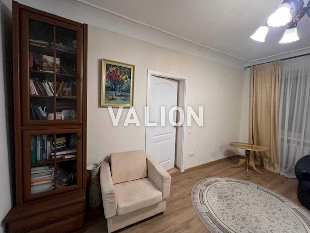 Продается 2-комнатная квартира по ул. Ветряные Горы, 6