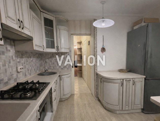 Продается 2-комнатная квартира по ул. Ветряные Горы, 6