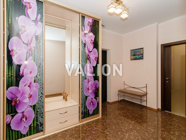 Продаж 2-кімнатної квартири 76.3 кв.м на вул. Василя Симоненка, 5А