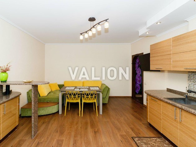 Продаж 2-кімнатної квартири 76.3 кв.м на вул. Василя Симоненка, 5А