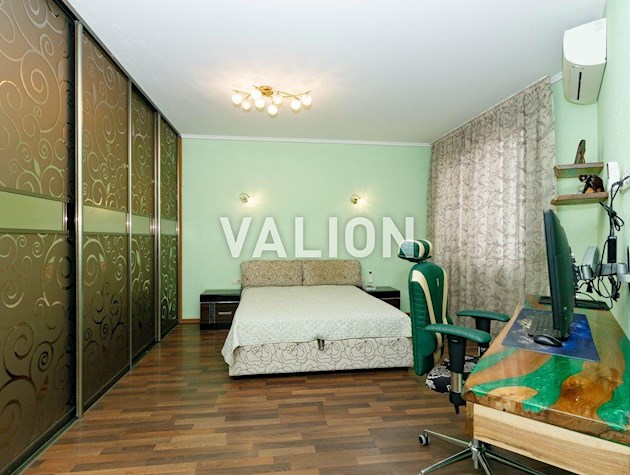 Продаж 2-кімнатної квартири 76.3 кв.м на вул. Василя Симоненка, 5А