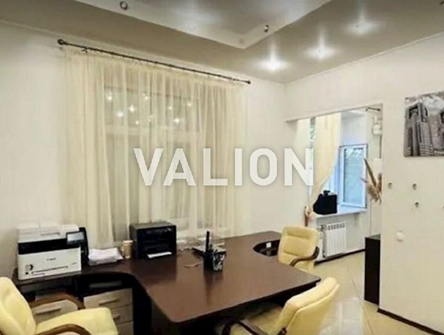 Продам 2 комнатную квартиру в историческом Центре Киева.ул. Шелковичная 18