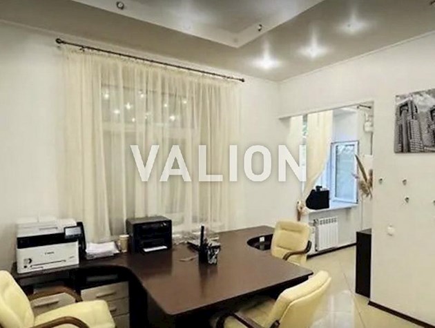 Продам 2 комнатную квартиру в историческом Центре Киева.ул. Шелковичная 18