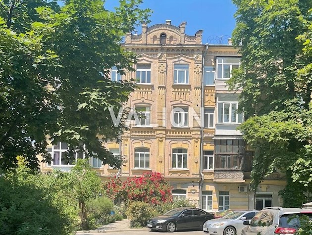 Продам 2 комнатную квартиру в историческом Центре Киева.ул. Шелковичная 18