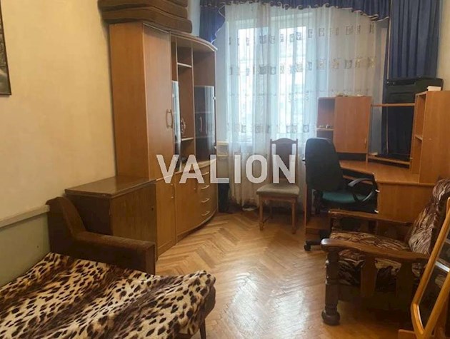 Продам четырехкомнатную квартиру в сердце Киева, проспект Берестейский 1.