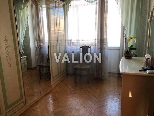 Продам четырехкомнатную квартиру в сердце Киева, проспект Берестейский 1.