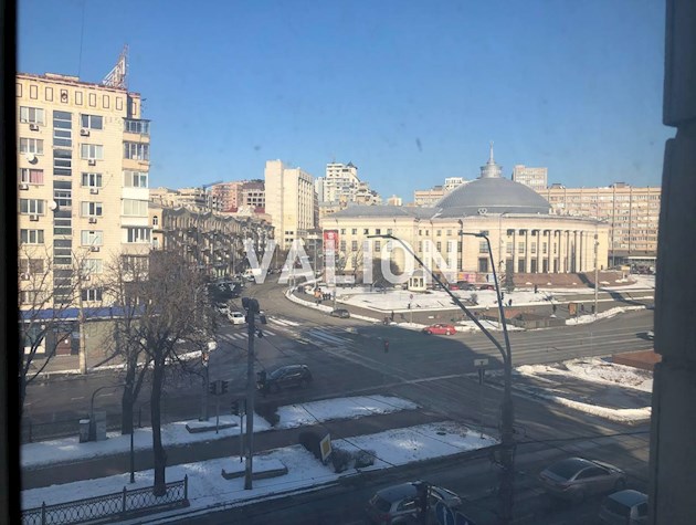 Продам четырехкомнатную квартиру в сердце Киева, проспект Берестейский 1.