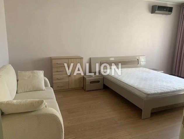 Продається простора 1-кімнатна квартира з ремонтом вул. Героїв Дніпра 75