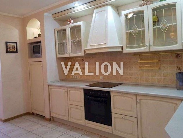 Продаж 3-к квартири вул. Анни Ахматової 16б