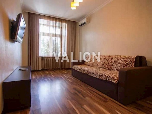 Продается 2-х комнатная квартира, ул. Коновальца 7/9, метро Дворец Украина