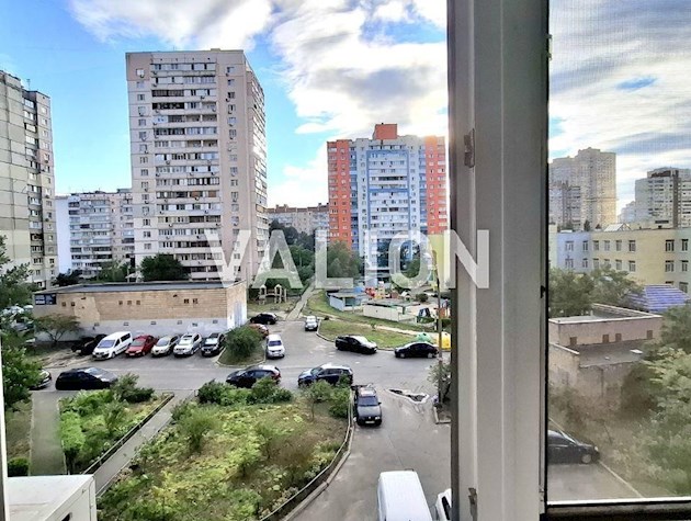 Продажа четырехкомнатной квартиры, ул. Ларисы Руденко, 10