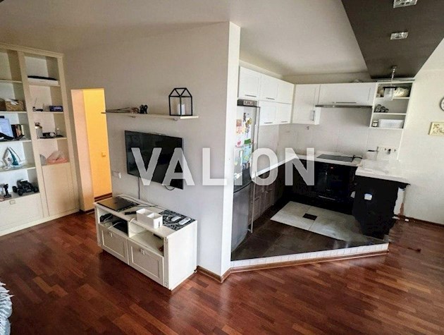 Продаж сучасної 3-к квартири з ремонтом Осокорки, Урліська, 19