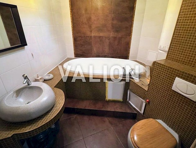 Продаж сучасної 3-к квартири з ремонтом Осокорки, Урліська, 19