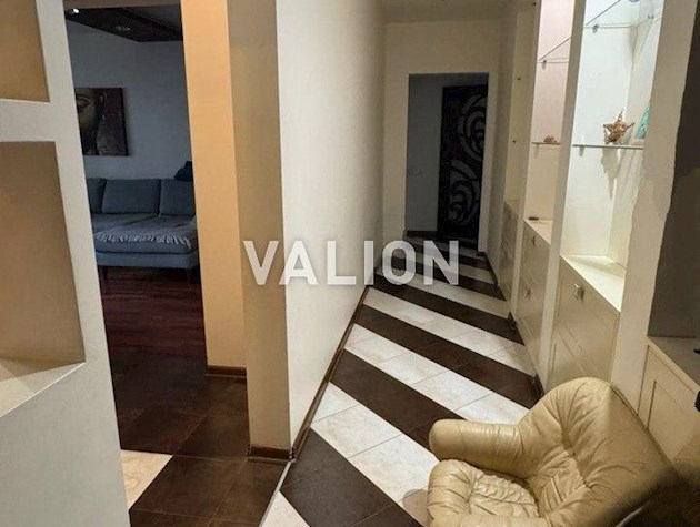 Продаж сучасної 3-к квартири з ремонтом Осокорки, Урліська, 19