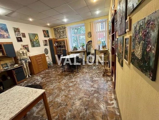 Продам 2 комнатную квартиру в центре Подола.Контрактова площадь. переулок. Хорива 4