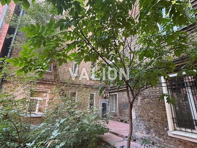 Продам 2 комнатную квартиру в центре Подола.Контрактова площадь. переулок. Хорива 4