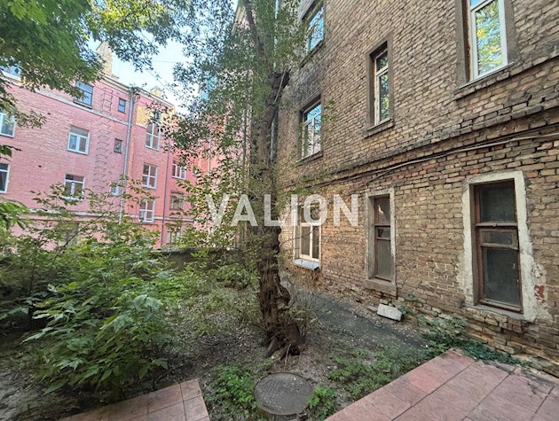 Продам 2 комнатную квартиру в центре Подола.Контрактова площадь. переулок. Хорива 4