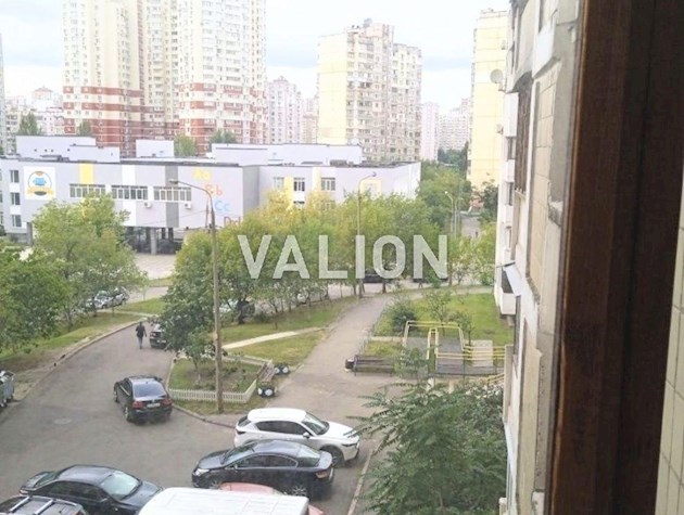 Продаж 3-к квартири вул. Срібнокільська 8