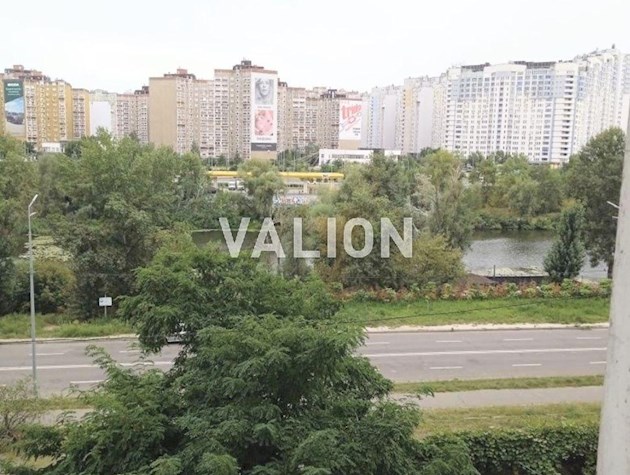 Продаж 3-к квартири вул. Срібнокільська 8