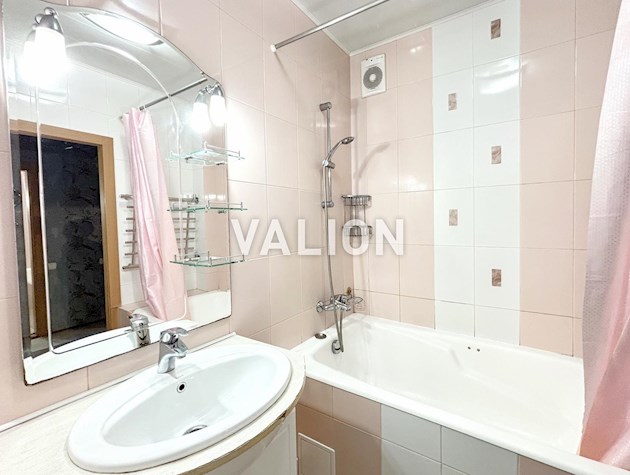 Продажа трехкомнатной квартиры в Святошинском районе, ул. Олевская, 7. Правый берег