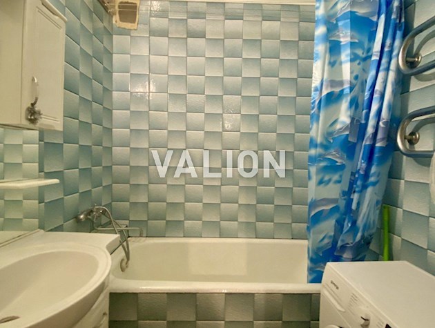 Продажа 2-комнатной квартиры сталинского типа в центре города, правительственный квартал по улице Филиппа Орлика 24/1.