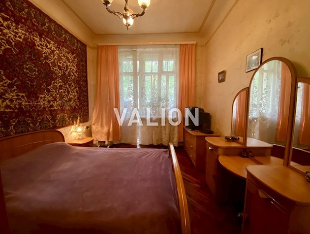 Продажа 2-комнатной квартиры сталинского типа в центре города, правительственный квартал по улице Филиппа Орлика 24/1.