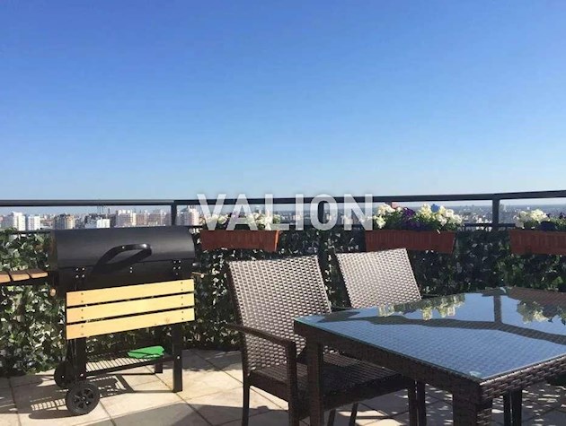 Продажа 4-комнатной квартиры ул. Ахматовой Анны 13г