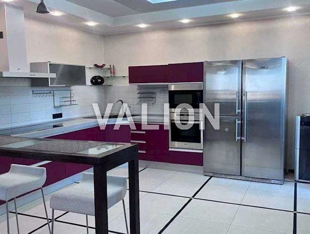 Продажа 4-комнатной квартиры ул. Ахматовой Анны 13г