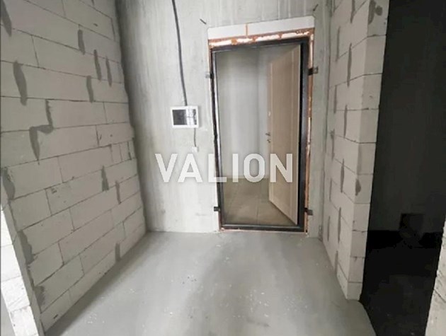 Продажа 1-комнатной квартиры без ремонта в ЖК Новая Англия. Паркинг в доме!