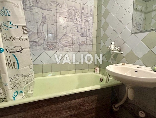 Продается 3-комнатная квартира возле метро Харьковская, улица Кошица, 7