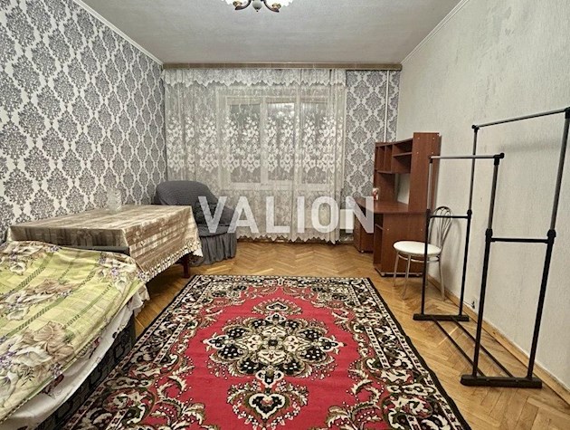 Продается 3-комнатная квартира возле метро Харьковская, улица Кошица, 7