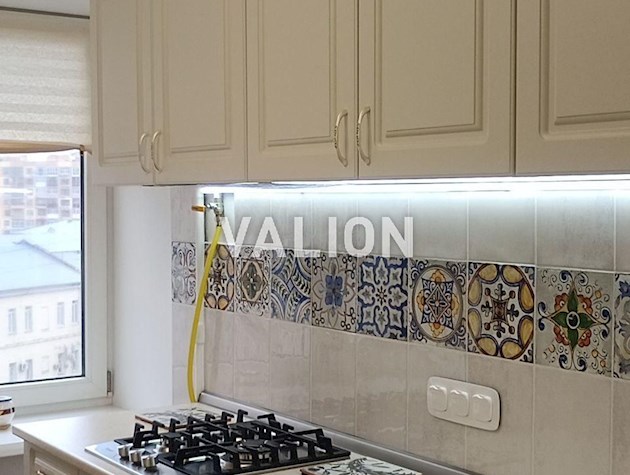 Продажа 2 комн квартиры возле станции метро Печерская, бул. Леси Украинки 28а.