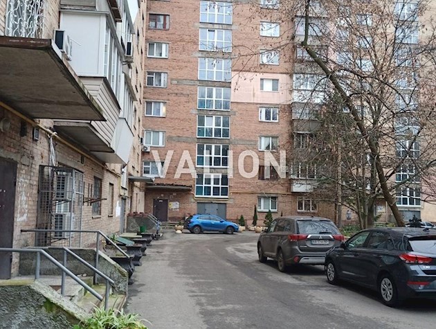 Продажа 2 комн квартиры возле станции метро Печерская, бул. Леси Украинки 28а.