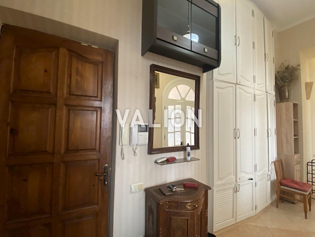 Продається атмосферна 2-кімнатна квартира у самому серці Києва — вул. Костьольна, 7, Шевченківський район, правий берег.